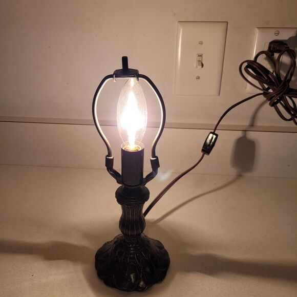 Vtg Tiffany Style Stained Glass Floral Mosaic Table Lamp Metal base 11.5" tall - Picture 6 of 12